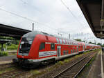 Eine von 111 111-1 gezogene Doppelstockeinheit verlässt hier im August 2021 den Hauptbahnhof Wanne-Eickel.