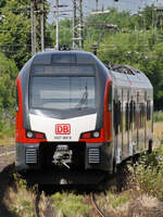 Nachschuss auf den Elektrotriebzug 3427 008, welcher hier Ende Juni 2024 den Hauptbahnhof in Wanne-Eickel verlässt.