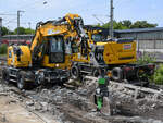 Zwei Zweiwegebagger LIEBHERR 922 Rail sind hier auf und abseits der Schienen zu sehen. (Wanne-Eickel, Juni 2024)