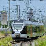 Den Elektrotriebzug 22-11-06 habe ich hier Ende Juni 2024 kurz vor der Ankunft am Hauptbahnhof in Wanne-Eickel abgelichtet.