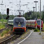 Die Elektrolokomotive 242.502 ZURG ist hier mit einem Flixtrain-Zug bei der Durchfahrt in Wanne-Eickel zu sehen.