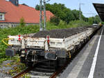 Ende Juni 2024 waren am Hauptbahnhof in Wanne-Eickel diese mit Abbruchmaterial beladenen Flachwagen zu sehen.