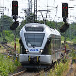 Den Elektrotriebzug 22-11-06 habe ich hier Ende Juni 2024 kurz vor der Ankunft am Hauptbahnhof in Wanne-Eickel abgelichtet.