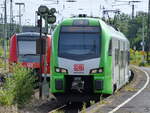 Den Elektrotriebzug 3429 016 A habe ich hier Ende Juni 2024 kurz vor der Ankunft am Hauptbahnhof in Wanne-Eickel abgelichtet.