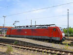 Die DB-Elektrolokomotive 189 071-4 wartete Ende Juni 2024 am Hauptbahnhof in Wanne-Eickel auf die Weiterfahrt.