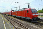 Die Elektrolokomotive 146 120-1 fährt gerade mit einem Regionalexpresszug in Wanne-Eickel ab.