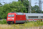 Ende Juni 2024 zog die Elektrolokomotive 101 134-5 einen Intercity durch das Wanne-Eickeler Grün.