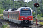 Den Elektrotriebzug 3428 008 habe ich hier Ende Juni 2024 kurz vor der Ankunft am Hauptbahnhof in Wanne-Eickel abgelichtet.