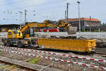 Ein Zweiwegebagger LIEBHERR 922 Rail ist hier mit einem Schwerlastkleinwagen unterwegs. (Wanne-Eickel, Juni 2024)