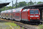 Die Elektrolokomotive 146 113 kommt hier Ende Juni 2024 mit einem Regionalexpresszug am Hauptbahnhof in Wanne-Eickel an.