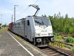 Ende Juni 2024 war die Elektrolokomotive 186 296-0 mit einem Containerzug in Wanne-Eickel unterwegs.