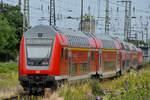 Der Regionalexpresszug RE2 ist hier auf dem Weg nach Osnabrück bei der Weiterfahrt vom Hauptbahnhof in Wanne-Eickel zu sehen. (Juni 2024)