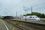 Die Triebzüge 401 054-2  Flensburg  und 3427 005 warten auf die Weiterfahrt, so gesehen Ende Juni 2024 am Hauptbahnhof in Wanne-Eickel.