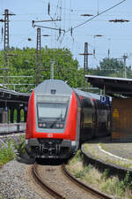 Der Regionalexpresszug RE42 nach Münster (westfalen) ist hier beim Haltam Hauptbahnhof in Wanne-Eickel zu sehen. (Juni 2024)