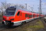 Leider hat die Tiefenschärfe nur für den Triebkopf gereicht: 1428 009 und 007 als RB 42 Münster - Essen bei der Einfahrt nach Gleis 3 im Hbf Wanne-Eickel, 26.2.15.