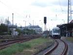 IC 2239 steht am Gleis 4 in Warnemnde zur Abfahrt nach Leipzig bereit. Im Hintergrund sieht man die  MS Regatta  an der Pier liegen. HIntergrund war auch die  Hanse Sail , die an diesem WE statt fand.
Warnemnde, der 9.8.08