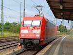 DB 101 009-9 wartet am 10.07.2024 in Weimar auf den IC 2150 von Gera Hbf nach Kassel-Wilhelmshöhe, den sie ab Weimar am Zugschluss bespannt.