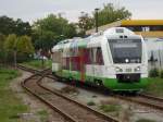 Aus Anlass des 356. Weimarer Zwiebelmarktes und zum Saisonausklang 2009 des TEV Weimar fuhren Schnupper-Sonderzge zwischen BW Weimar und Weimar Berkaer Bahnhof. Dieser sollte mit Dampf- und Diesellok bespannt sein (und war es am Samstag auch). Die letzte Fahrt am Sonntag wurde allerdings vom Itino 201 der Erfurter Bahn bernommen. Gre auch an den anderen Photographen, der auf einen etwas spektakulreren Zug gehofft hatte. Weimar Berkaer Bahnhof, 2009-10-11.