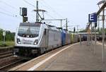 Kesselzug mit 187 077-3 der RheinCargo GmbH & Co. KG und zwei weiteren Maschinen (kalt) durchfährt den Bahnhof Weißenfels auf Gleis 3 Richtung Großkorbetha.
[16.6.2018 | 10:38 Uhr]