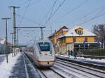 Solange der Abschnitt Stuttgart Hbf-Flughafen-Wendlingen nicht in Betrieb ist, werden die Fernzüge den Weg über Esslingen und Wendlingen nach Ulm nehmen. Hier fährt ein unbekannter ICE den Bahnhof Wendlingen am 17.12.2022 in Richtung Ulm. 