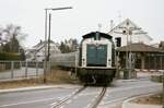 Ein Zug der DB-Nebenbahn Wendlingen-Kirchheim-Oberlenningen mit DB-Lok 212 236-4 überquert die Straße vor dem Bahnhof Wendlingen und erreicht danach die Station Wendlingen.