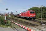 Am 09.06.2022 fährt 245 021 mit einem Autozug aus dem Bahnhof Westerland aus.