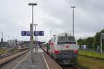 Am 03.07.2024 steht die 218 497-6 im Bahnhof Westerland abfahrbereit vor dem IC 2075 nach Berlin
