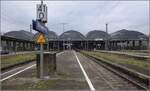 Was marode Infrastruktur auslösen kann. 

Aus aktuellem Anlass mal einen Blick in den Geisterbahnhof Wiesbaden. Die Salzbachtalbrücke schlägt auch vor und nach der Not-Sprengung ordentlich Wellen und sorgt hier für gähnende Leere. Oktober 2021.