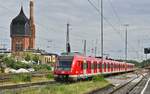 Am 27.06.2023 fahren 430 677 und ein weiterer 430 mit einer S-Bahn im Hauptbahnhof Wiesbaden ein. Der im Hintergrund sichtbare, 1897/99 errichtete und heute unter Denkmalschutz stehende 36 m hohe Wasserturm ist ein Überbleibsel des 1991/92 stillgelegten Vieh- und Schlachthofes. In den Turm wurde der Schornstein der Maschinenhalle integriert.