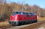 Die V 200 033 der Hammer Eisenbahnfreunde setzt sich am 01.02.2025 im Bahnhof Winterberg an das andere Zugende