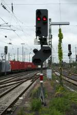 Das ZSig (Zwischensignal)  S5  von Worms Hbf. Es steht am nrdlichen Ende des Bahnsteigs 5.
Rechts hinten sind die Signale  S4  und abgeschnitten das  S3  zu erkennen.