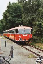 Schienenbus der EVB bei der Einfahrt in Worpswede. Der mittlere Beiwagen ist unbestuhlt und dient als Fahrradgepckwagen. Die dreiteilige Garnitur ist im Frhjahr restauriert und neu lackiert worden. Sie befhrt die Strecke Osterholz Scharmbeck-Bremervrde. Im Volksmund heit diese Touristikbahn  Moorexpress .
(Sommer 2007)