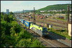 Fernab der Heimat: Die sonst mit dem Wiener City Airport Train (CAT) verkehrende ÖBB 1016 016 passiert am 25.07.2024 mit einem KLV-Zug den Rangierbahnhof Würzburg-Zell. HINWEIS: Ein Oberleitungsmast im Vordergrund wurde digital entfernt.