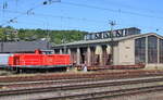 DB Fahrwegdienste 212 265-3 vor dem 87 80 4983 059-4 D-DBFWD Saadkms 690, am 04.06.2023 in Würzburg Hbf.