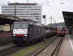 189 935 von PCT Altmann zieht am 30. August 2011 einem Autotransportzug durch Wrzburg.