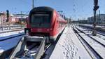 Der Triebzug 440 322 steht am 12.02.2021 abgestellt in einem Stumpfgleis des schneereichen Wrzburger Hauptbahnhofs.