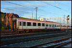 ÖBB 1116 047-2  Taurus  mit dem Sonderzug IC 1149 Berlin - Wien am 27.09.2024 in Würzburg. Der klassische Reisezug brachte Besucher der Verkehrsfachmesse  InnoTrans 24  wieder nach Österreich zurück und bestand aus einem Waggon 1. Klasse, einem Restaurantwagen  Don's  und sieben Wagen 2. Klasse (sechs Modular- und ein Eurofimawagen im Nightjet-Design). Mehrere Reisezugwagen trugen die Aufschrift  Südbahn-Express . Hier der Eurofimawagen A-ÖBB 73 81 19-91 518-4 Ampz. 