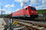 DB 185 392-8 rollt mit einem Güterzug langsam in Würzburg Hbf ein.