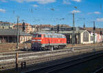 218 483-6 steht am 27.02.22 kurz vor einer Rangierfahrt auf dem Würzburger Hbf.