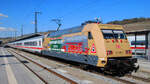 Die Werbelok 101 088-3  Dampfbahn-Route Sachsen  am IC 2083  Königssee  in Würzburg Hbf.