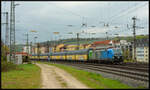 Rail & Sea 91 81 1293 902-3 A-RSAT mit dem ARS Altmann Autoteilezug am 20.04.2023 in Würzburg.