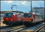 Zwei auf einen Streich: Die beiden Werbelokomotiven ÖBB 1293 018  500th LOCO from SIEMENS to ÖBB  und DB 185 077  STAHL AUF STAHL  warten am frühen Abend des 15.07.2023 in Würzburg