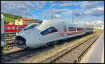 Der Velaro EGYPT Steuerwagen 8002 (93 90 0408 502-2 EG-NAT) am 13.07.2024 in Würzburg Hbf.