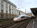ICE 4 (9218) war im Februar 2021 bei der Weiterfahrt am Hauptbahnhof Wuppertal zu sehen.