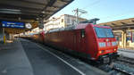 Die Elektrolokomotiven 185 144-3 & 185 354-8 mit einem Güterzug während der Durchfahrt am Hauptbahnhof Wuppertal. (Februar 2021)