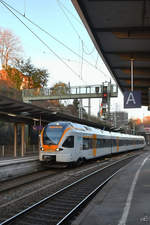 Der Elektrotriebzug ET6.01 im Februar 2021 bei der Ankunft am Hauptbahnhof Wuppertal.