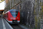 Der DB-Elektrotriebzug 1440 301-8 bei der Abfahrt vom Hauptbahnhof Wuppertal. (Februar 2021)