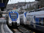 Der National Express-Elektrotriebzug 871 bei der Ankunft am Hauptbahnhof Wuppertal.