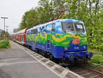 Die Elektrolokomotive 111 074 DB  Hilde  schiebt den RB48-Ersatzzug durch Wuppertal-Barmen.