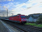 Die Elekrolokomotive 101 101-4 zog Mitte August 2023 eine Schweizer Wagengarnitur durch Wuppertal-Unterbarmen.